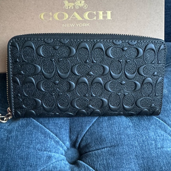 Coach Zip Around wallet in Signature Leather in Gift Box - Picture 4 of 10
